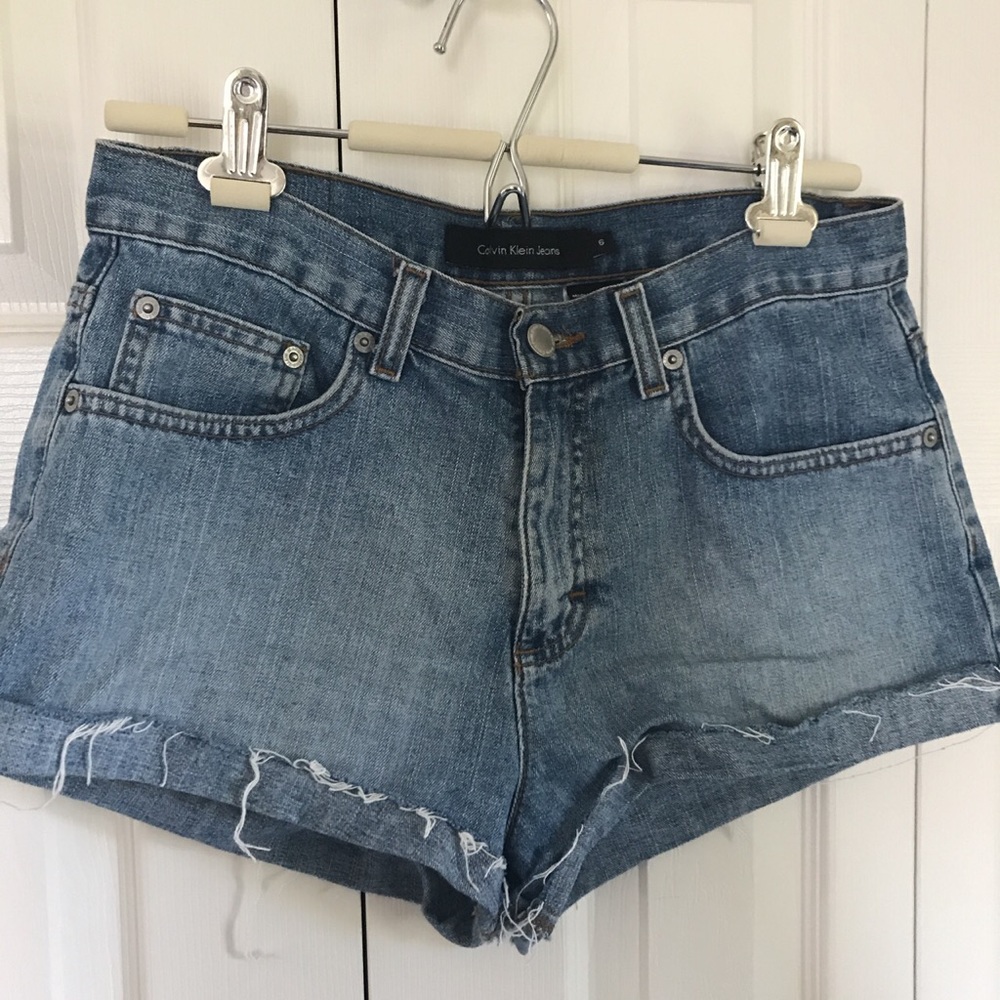 CALVIN KLEIN JEANS SHORTS.