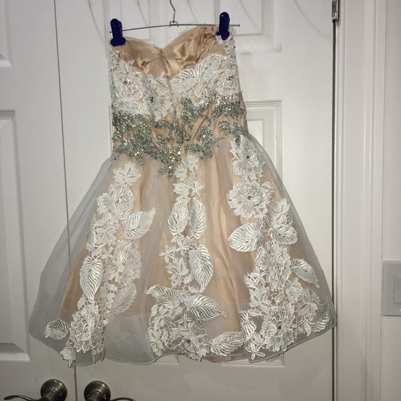 A dress - Picture 2 of 3