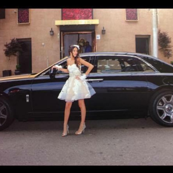 A dress - Picture 3 of 3