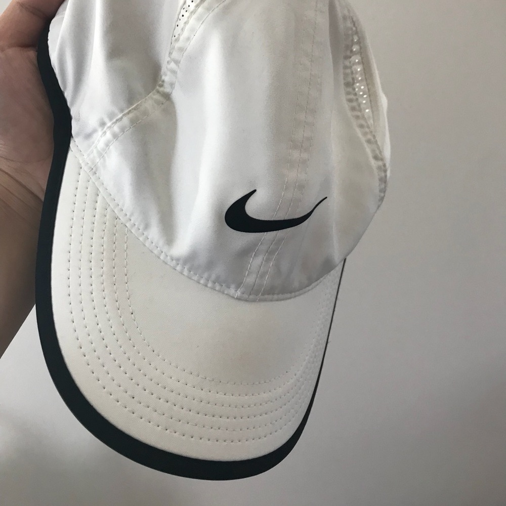 NIKE WHITE AND BLACK DRI-FIT BASEBALL HAT.