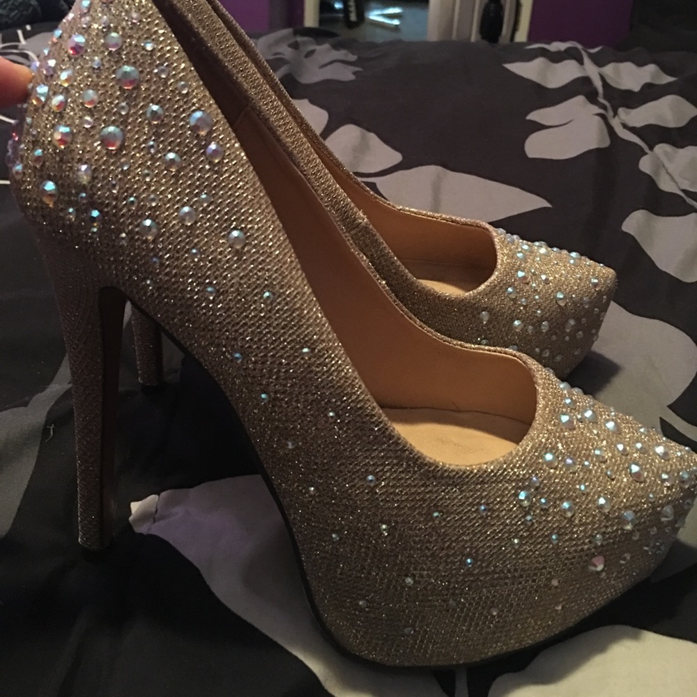 BEAUTIFUL CHAMPAGNE SPARKLING SHOES WORN ONCE