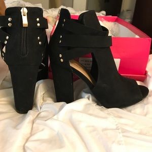 Shoe dazzle black heeled booties NWT