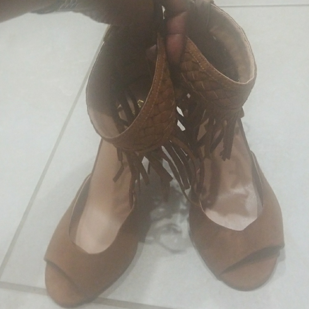 DARK TAN HEEL W/ FRINGE ANKLE STRAP
