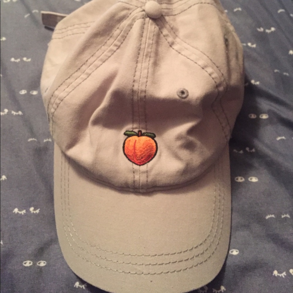 AEO 'keeping it peachy' peach emoji hat 🍑
