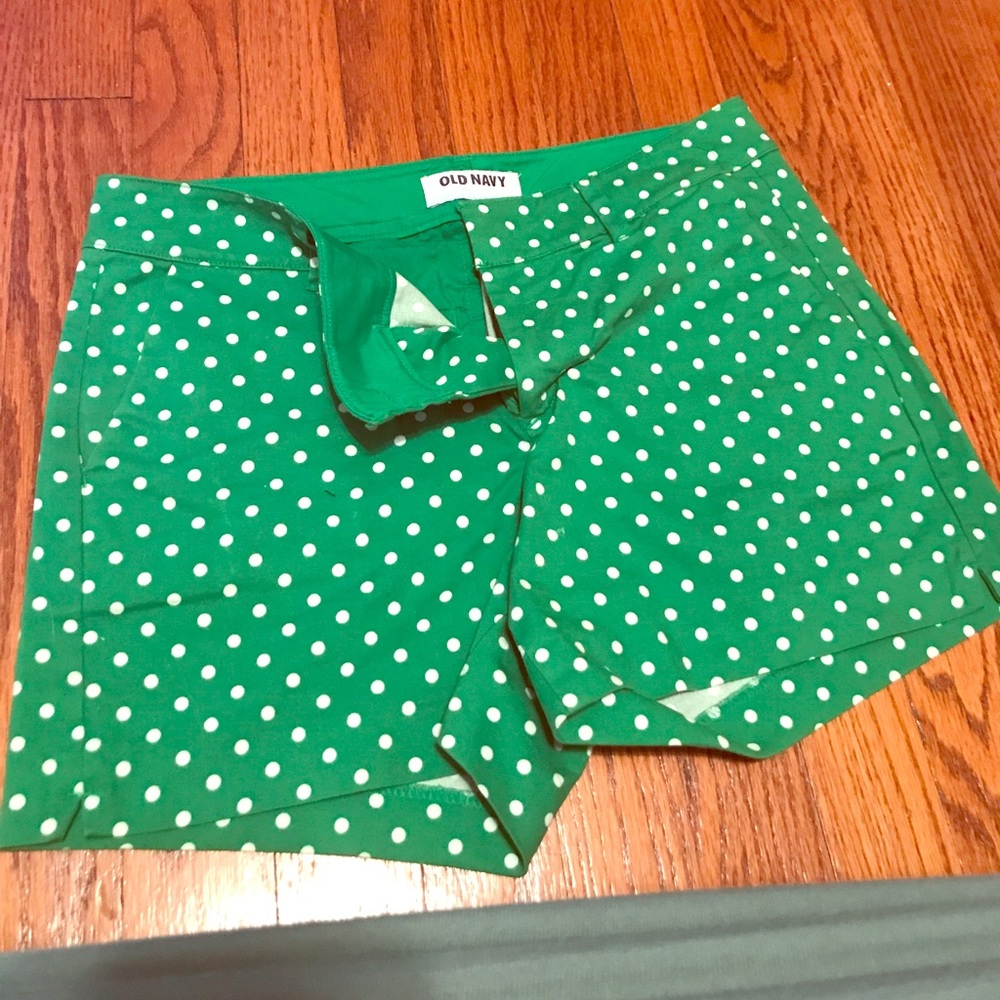 ⭐️Kelly green Polka dot shorts.
