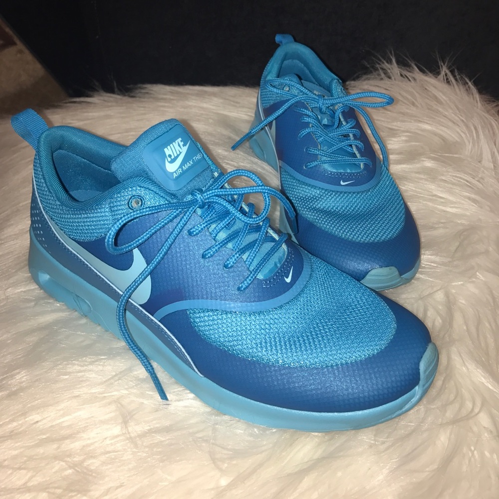 LIKE NEW nike tennis shoes