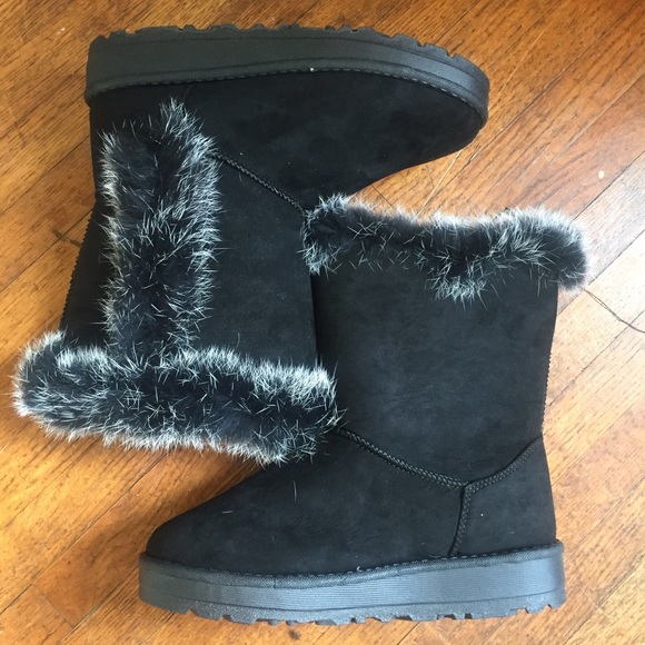 Shoes - NWOT Black fur ugg like boots