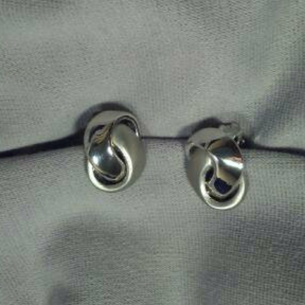 Knot earrings clip on
