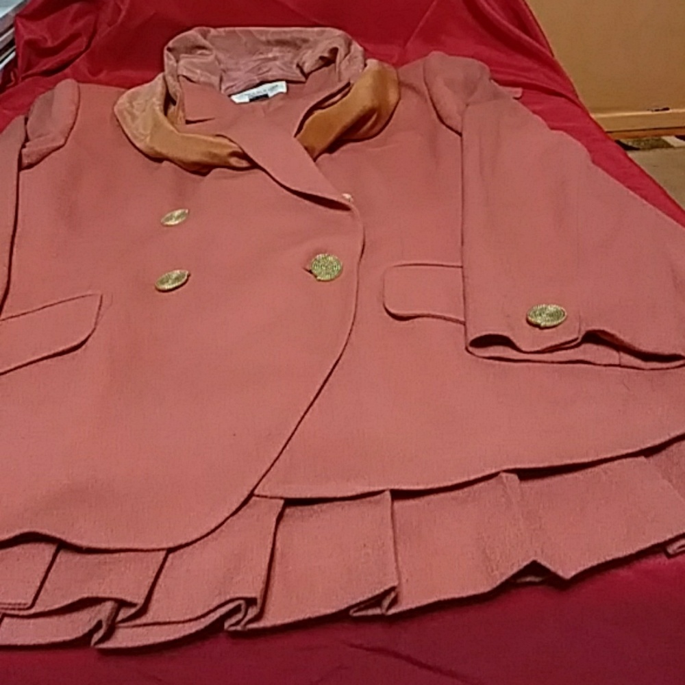 Two pieces double breasted crepe suit.