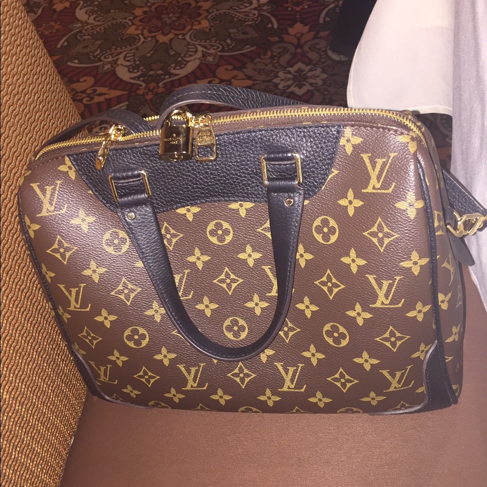 Authentic Louis Vuitton bag-purse is not sold!