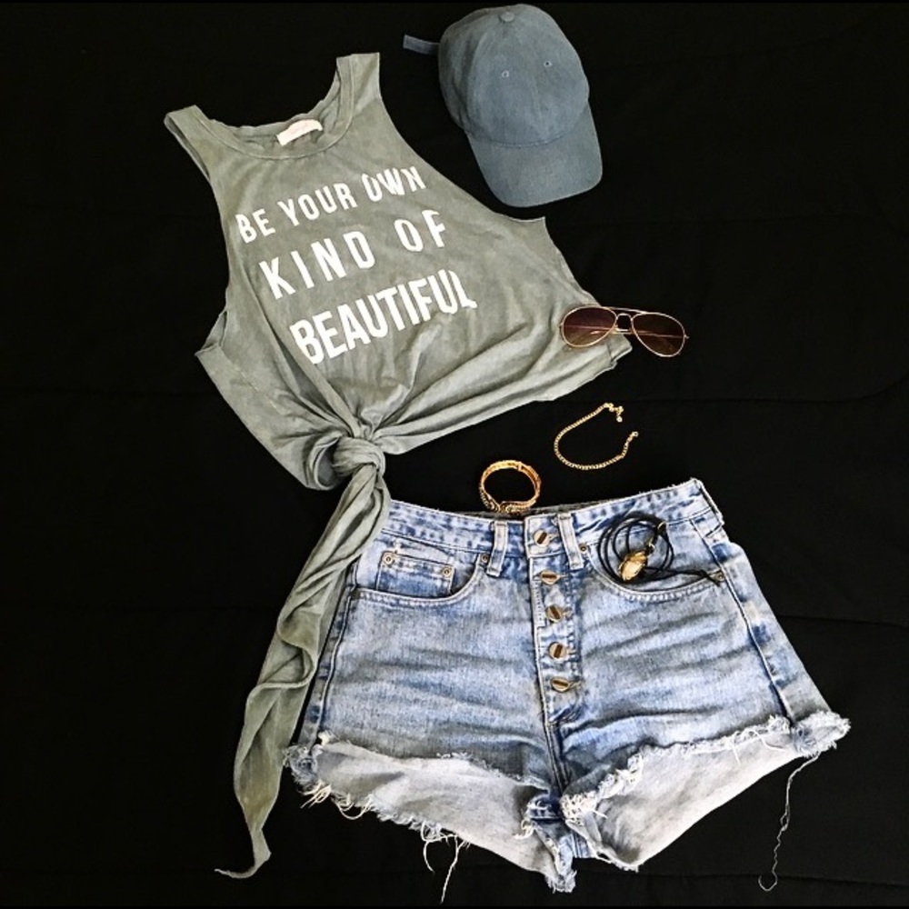 🦋Be your own kind of beautiful muscle tee🦋