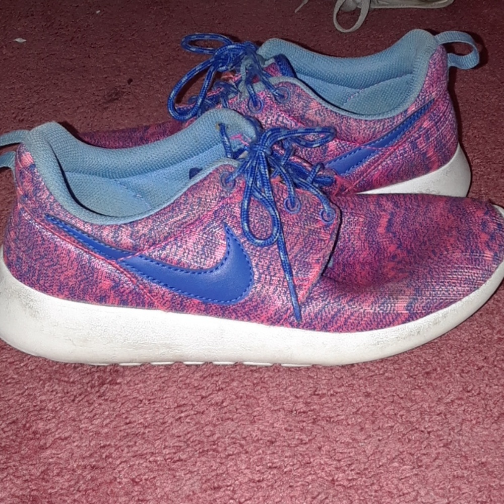 NIKE ROSHE SHOES