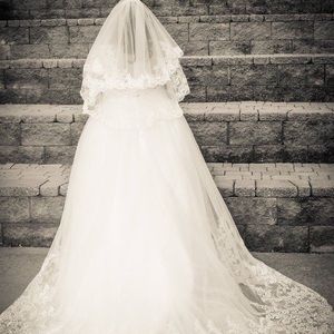 Stunning white lace/tulle ball gown wedding dress