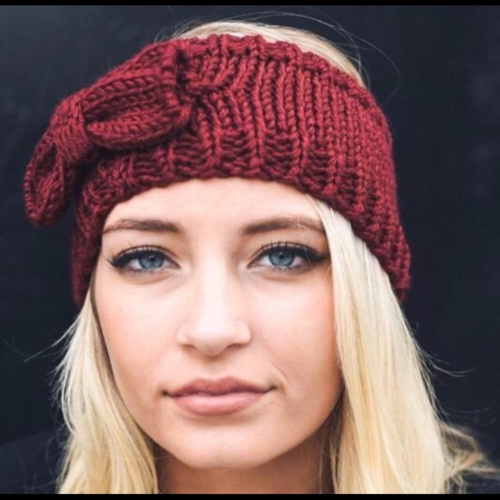 MAKE AN OFFER Bow knit headband