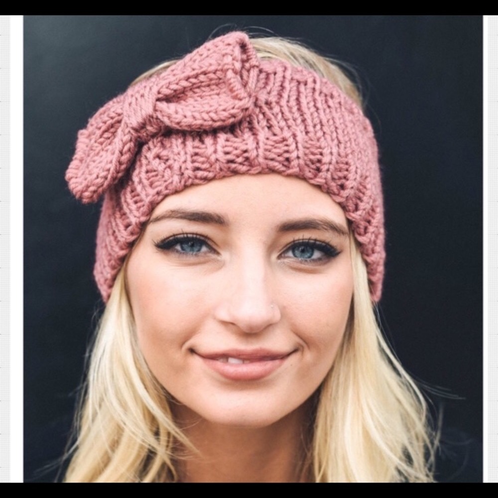 MAKE AN OFFER Bow knit headband
