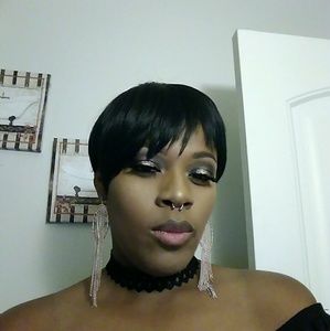 Meet your Posher, Dee dee