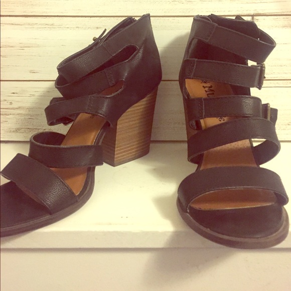 Size 9 black strappy open toed ankle heeled boots - Picture 1 of 1