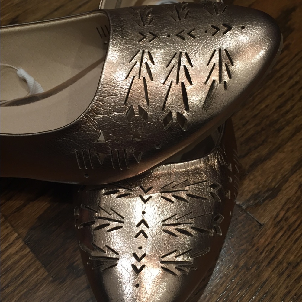 Brand new size 4 vegan flats in rose gold