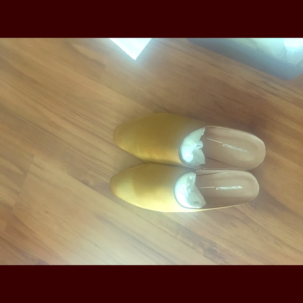 Intentionally Blank Library flats in mustard