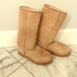 UGG boots, nearly new!