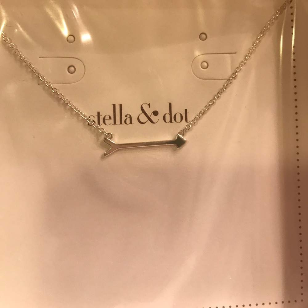 stella & dot silver arrow necklace