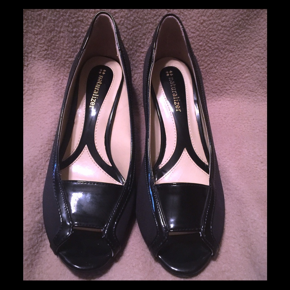 Naturalizer peep toe shoes