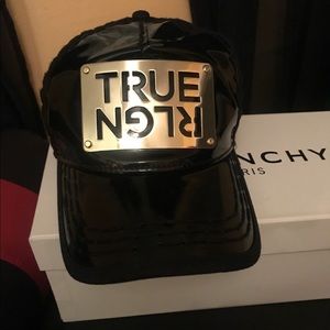 TRUE RELIGION GOLD METAL LOGO TRUCKER HAT