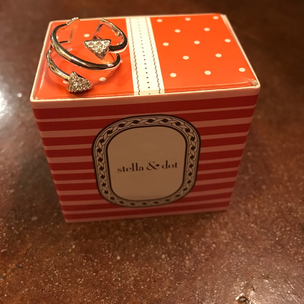 Stella & Dot winding arrow silver ring!