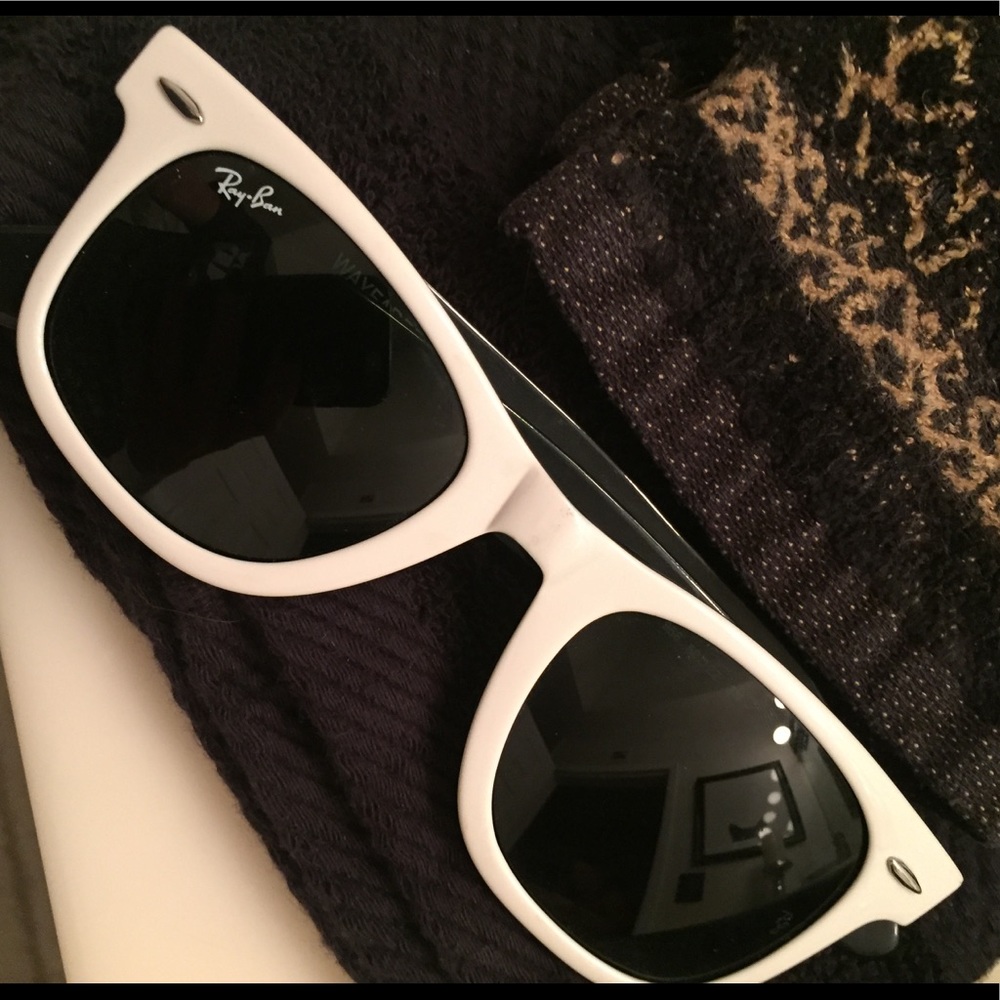 White framed wayfarer ray bans