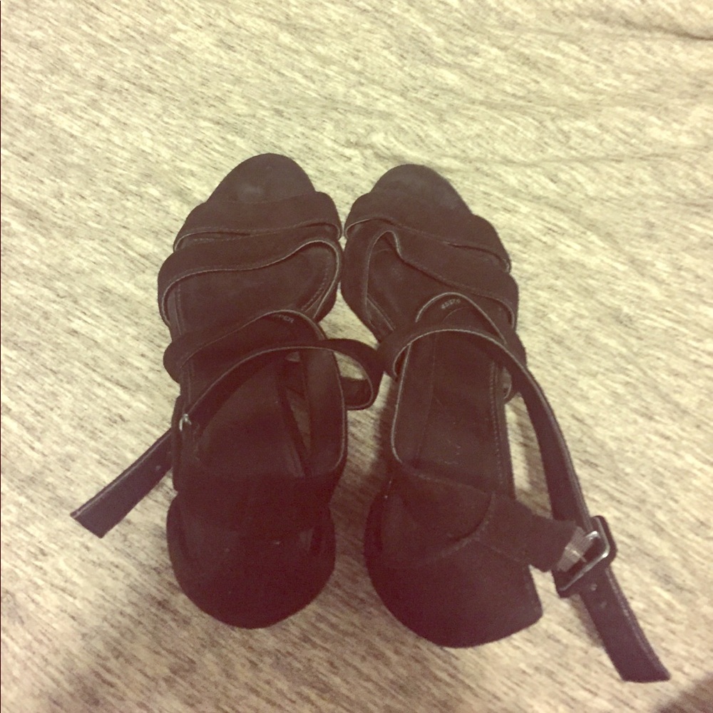 Black wedges