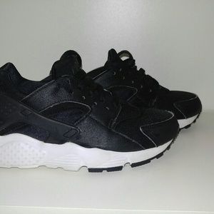 Nike Hurache size 4y