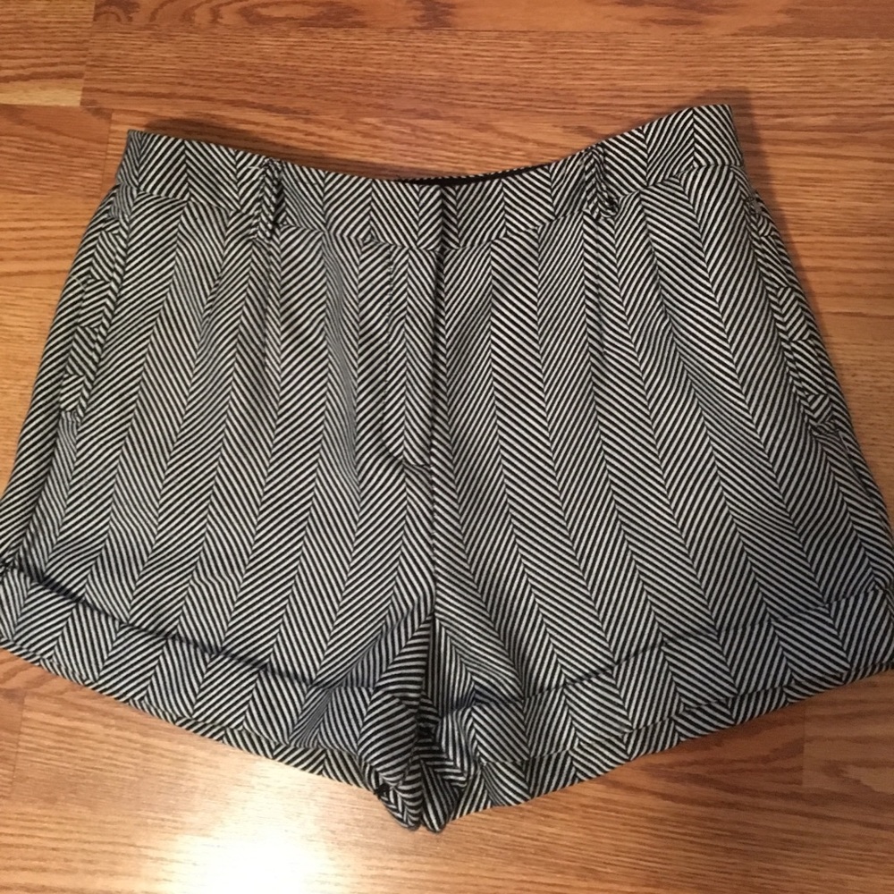 Forever 21-Black & white striped shorts w pockets