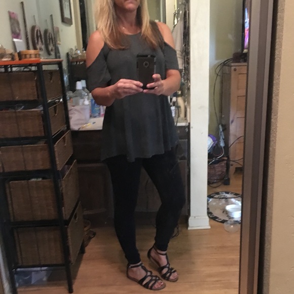 Gorgeous cold shoulder top - Picture 7 of 8