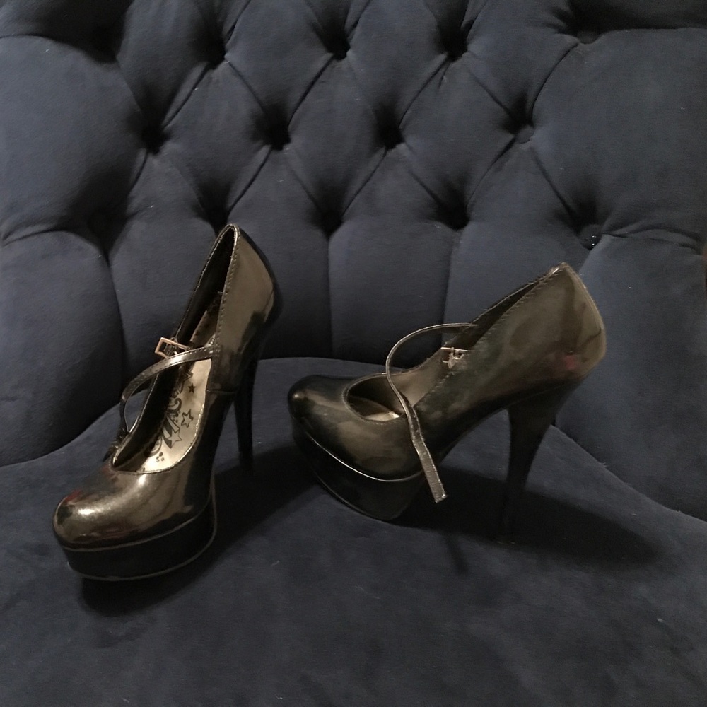 never worn cute black pumps