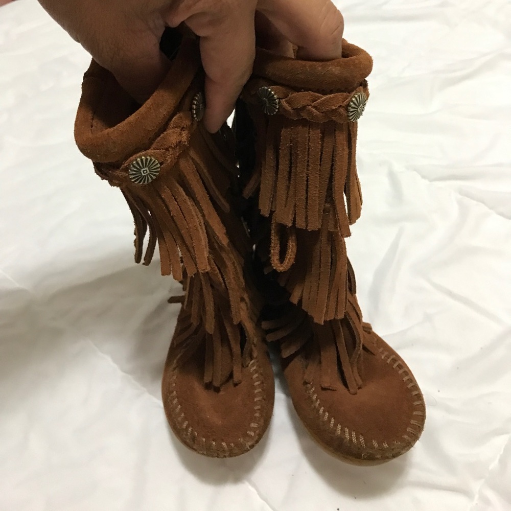 Minnetonka brown three fringe mocks