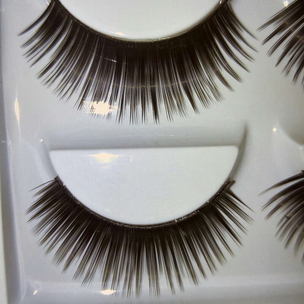 False eye lashes - Picture 2 of 3