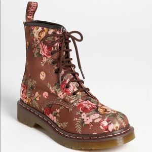 Dr. Marten Air Wave Boots