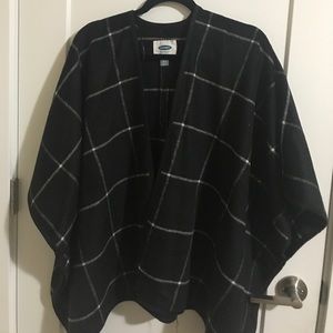 ✨ BLACK AND WHITE GRID CAPE COAT ✨