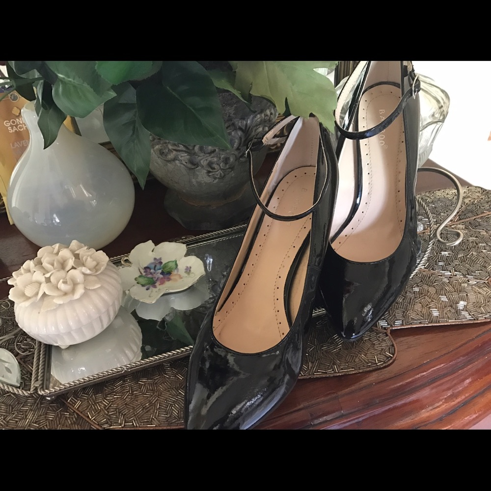 Black pumps wedges size 10. Patent new never worn