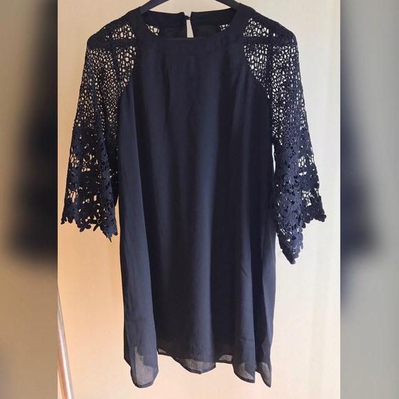 💕HP💕Casual Shift Dress w Lace Sleeves in Black - Picture 6 of 8