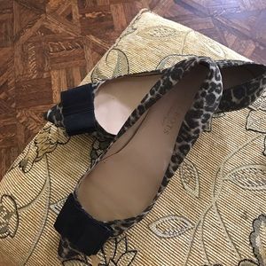 Set ofPurse & Talbots pumps Set Sz 9.5. Gold/blk