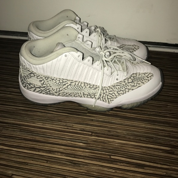 Selling These Jordan low 11 . Asking $120 ... - Picture 2 of 4