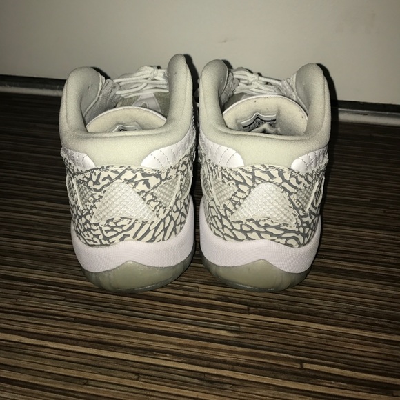 Selling These Jordan low 11 . Asking $120 ... - Picture 3 of 4