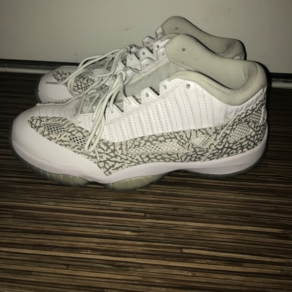 Selling These Jordan low 11 . Asking $120 ... - Picture 4 of 4