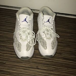 Selling These Jordan low 11 . Asking $120 ...