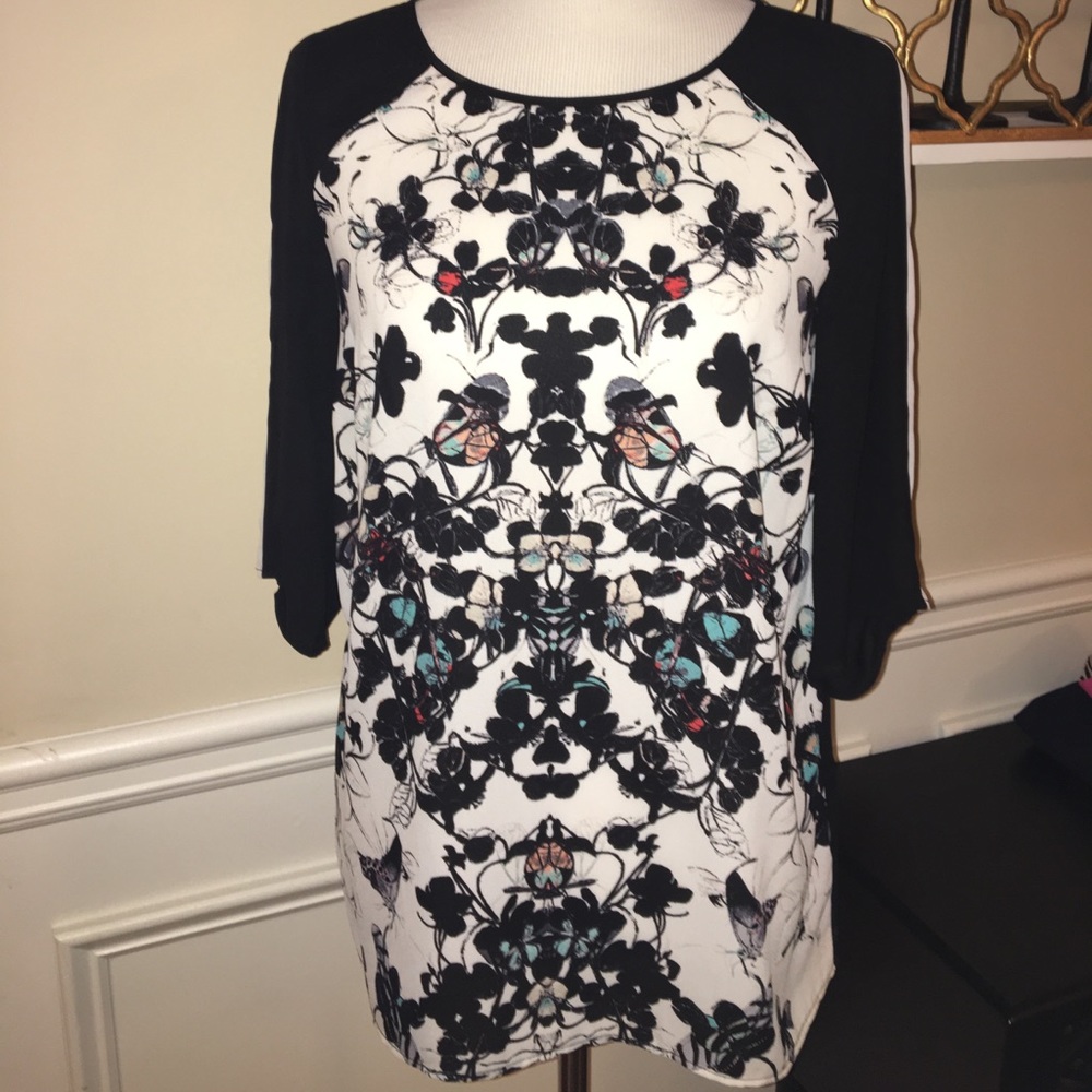 Great top by Kensie with cut out in back