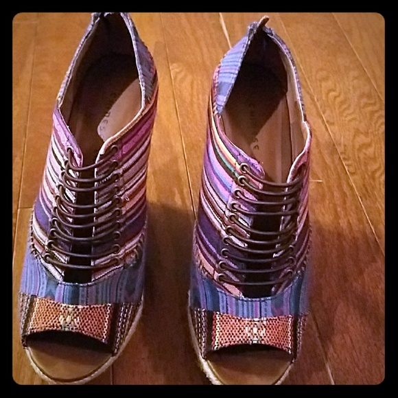Printed Chinese Laundry wedges - Picture 1 of 3