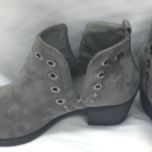 🆕 Grey Side v cut booties - Picture 3 of 4