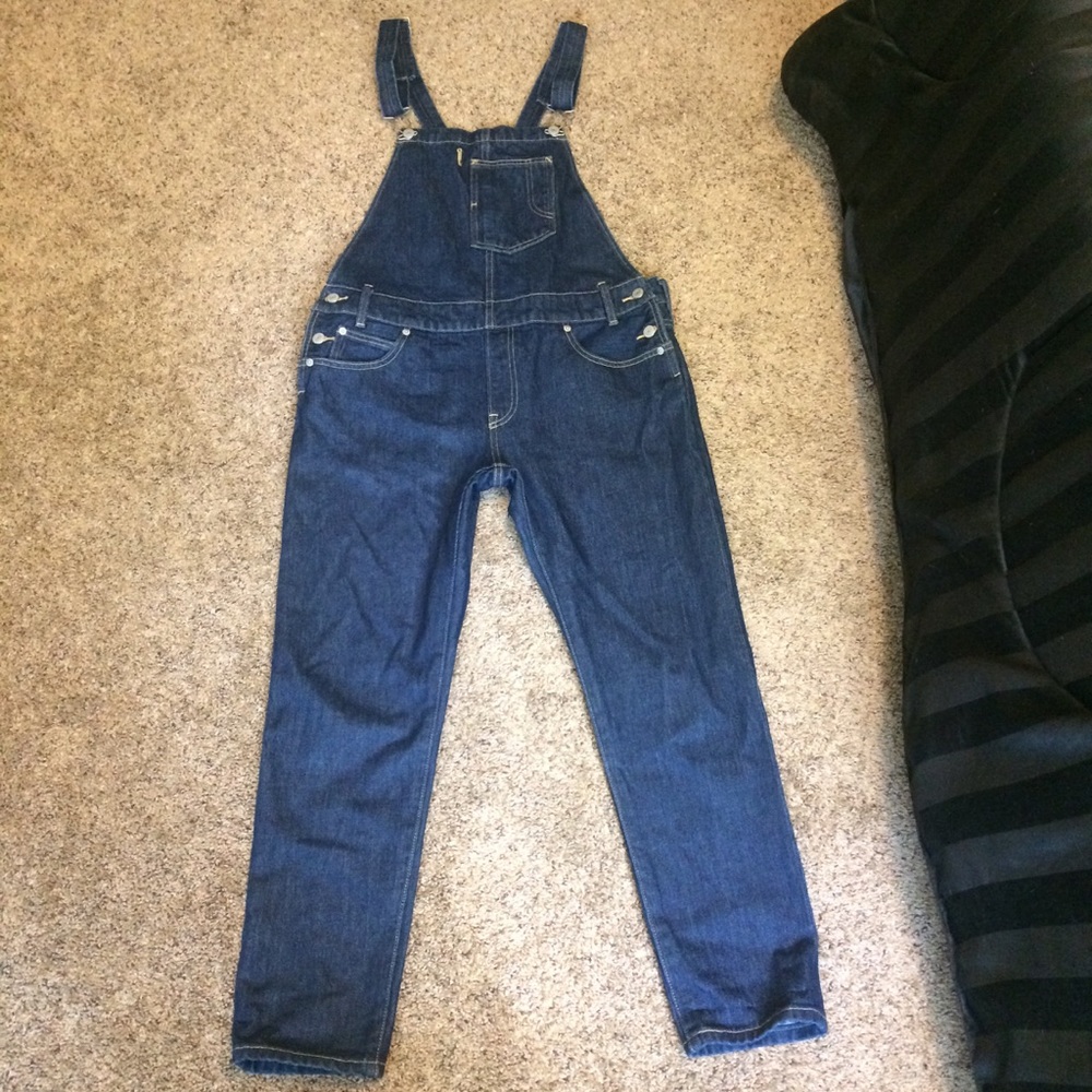 SUPER cute size M Levi's overalls  in dark blue