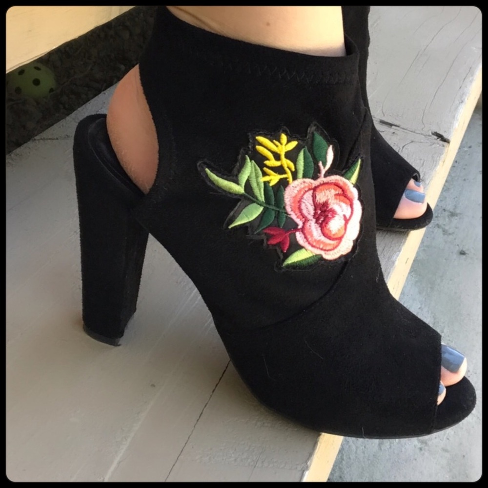 ✨🆕 FLORAL BOOTIES HEELS✨